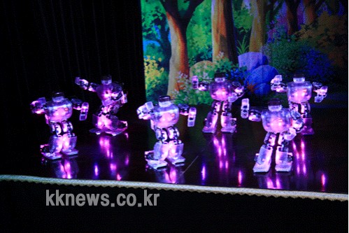 어린이들에게 인기가 높은 로봇과 함께하는 댄스배틀