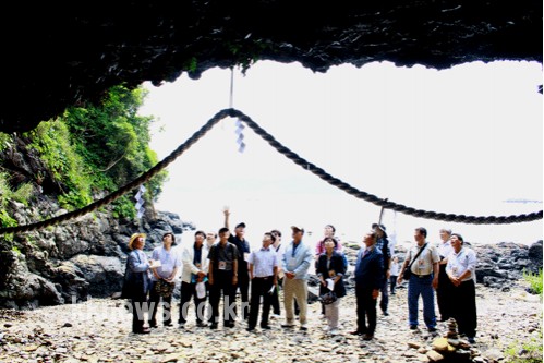 무령왕이 탄생한 오비야 동굴에서 참배 후 설명을 듣고 있는 답사팀
