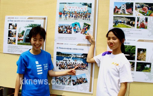 6년전 자신의 사진을 가리키는 가카라시마 소년과 소녀