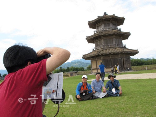 기쿠치 성에서 기념촬영을 하고 있는 답사자들