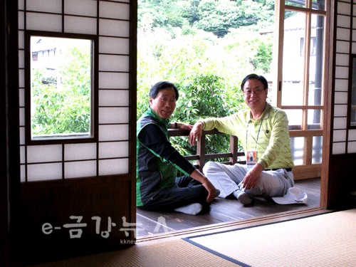 전통가옥에서 이종태 교수와 신홍현 전 공주시 국장이 포즈를 취하고 있다.