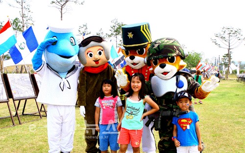 밀리터리 축제에서 어린이들과 캐릭터 병사들의 즐거운 시간