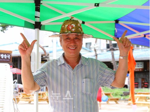 이영길 강남발전협의회 회원이 모자를 구입하고 한껏 포즈를 취하고 있다.