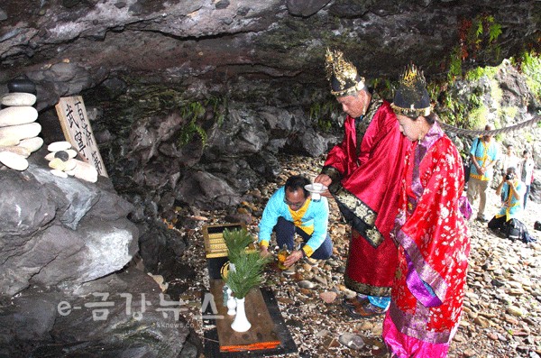2011년 백제문화제 무령왕(이영길)과 왕비(오상희)가 오비야동굴에서 헌작을 하는 장면