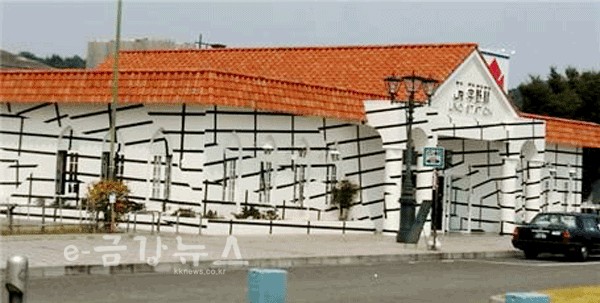 건물 외벽에 설치한 조형물