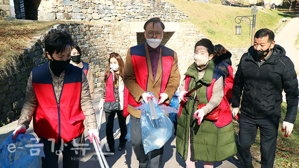 박미옥 여성위원장(좌)과 이명수 도당위원장(중앙)이 최원철(우) 당원들과 환경정화에 나선 모습