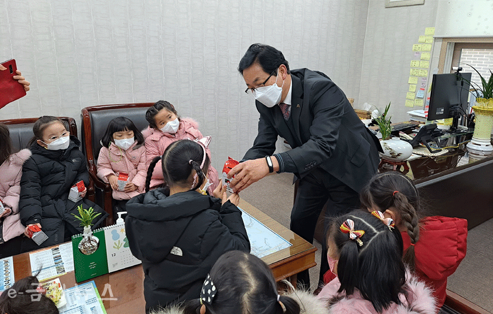 중학동 새싹어린이집 원아들이 전홍남 동장에게 이웃돕기 성금을 기탁하고 있다.