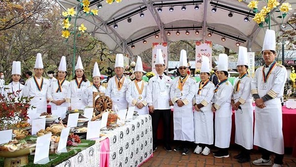 제9회 한국식문화세계화대축제 참가자들과 함께. 중앙이 김태순 한식대가