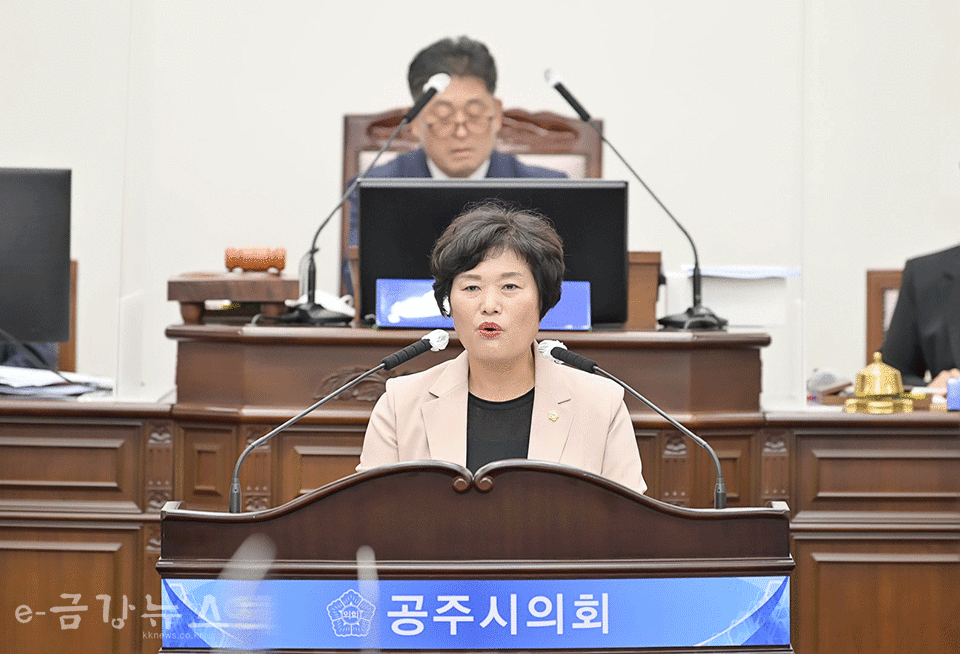 송영월 의원이 제238회 정례회에서 5분 발언을 하고 있다.