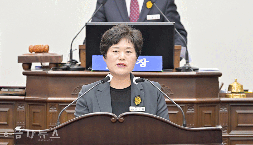 공주시의회 송영월 의원이 23일 열린 제242회 임시회 제2차 본회의에서 5분발언을 하고 있다.