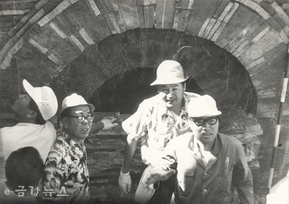 1971년 7월 8일, 무령왕릉 발굴 현장의 김영배(좌측)(가운데는 안승주, 오른쪽은 김원룡)