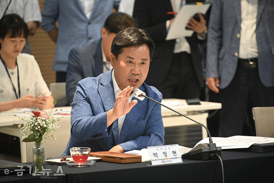 박정현 부여군수가 제4차 충남 지방정부회의에서 발언을 하고 있다.