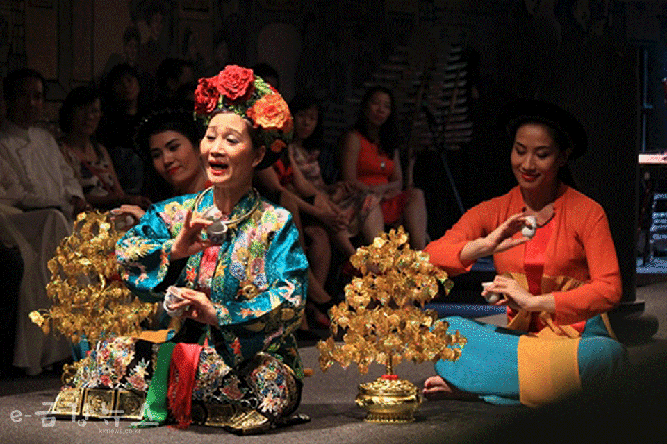 베트남 하노이 전통가무 공연 장면 