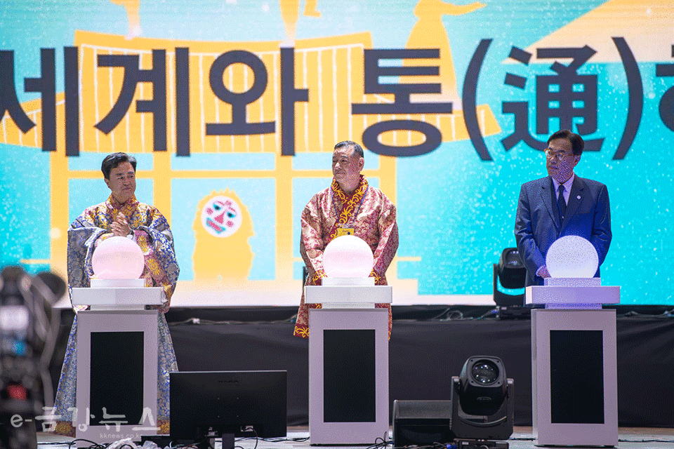 (사진 좌로부터) 김태흠 충남지사, 최원철 공주시장, 정진석 국회의원