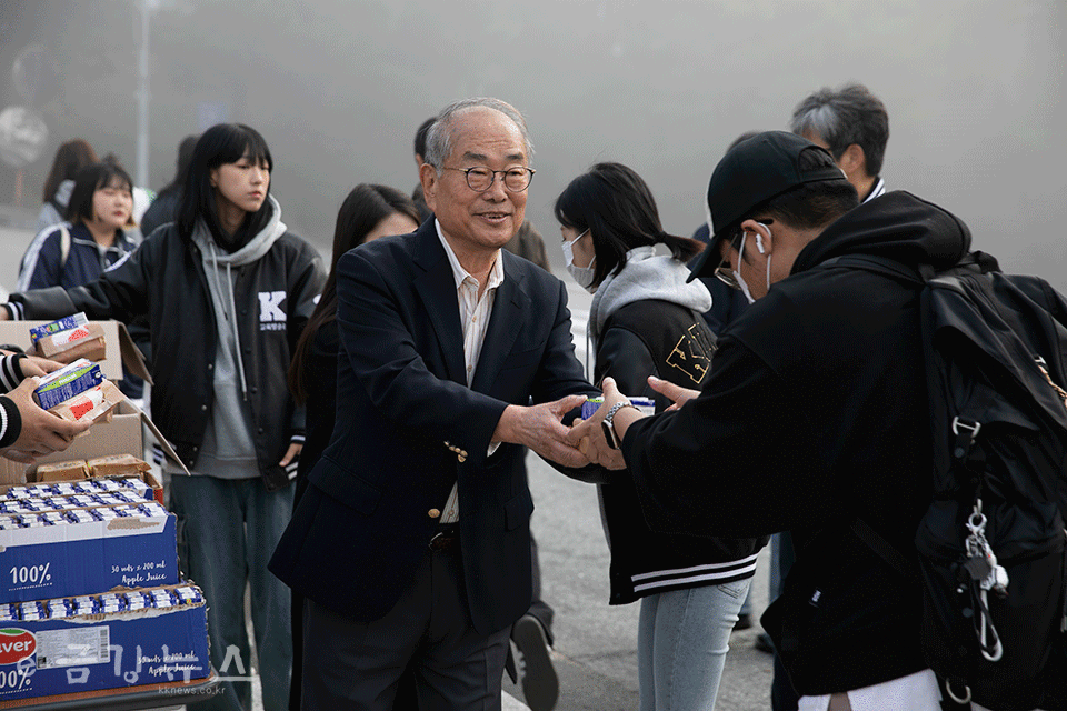 18일 한국영상대학교 유재원 총장이 등교케어 행사에서 학생들에게 아침식사를 건네주고 있다.