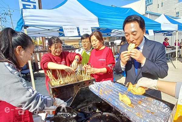 박수현 전 국회의원이 붕어빵을 맛있게 먹는 장면