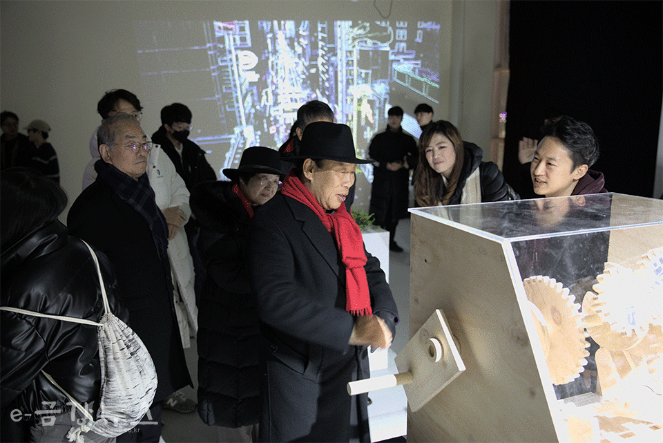 최민호 세종시장과 관계자들이 지난 2일 한국영상대 ‘백색소음-공명’ 전시회를 찾아 작품들을 감상하고 있다. 