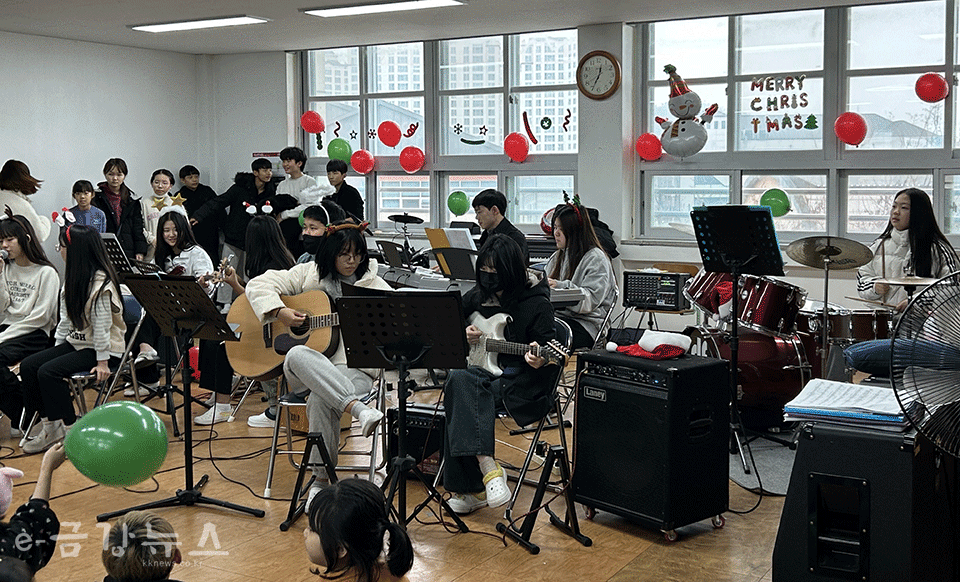 신관초 예술동아리 그룹사운드 공연 모습