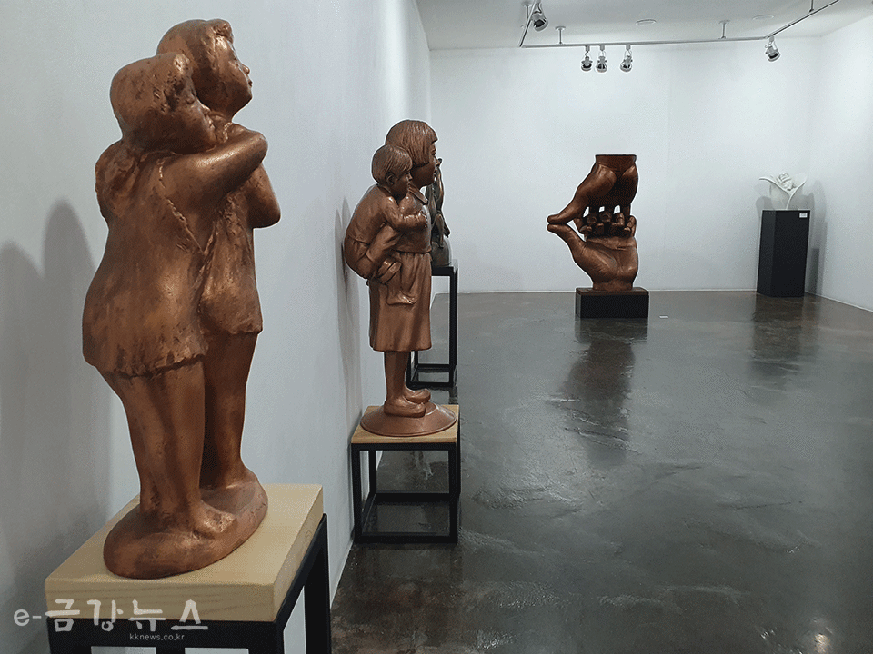 박찬홍 첫 번째 개인전 ‘삶-처음소통의 조각들’ 전시장 전경
