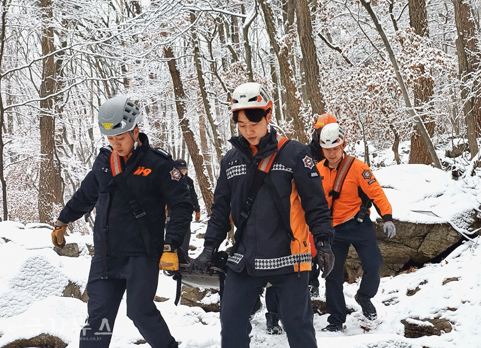 동학사119안전센터 소속 계룡산 산악전문 구조대가 들것을 이용해 등산객을 구조하고 있다.