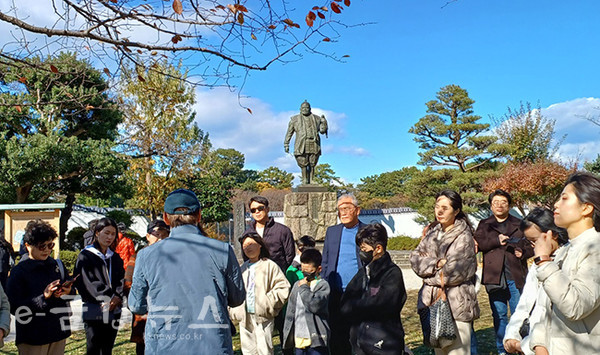 슨푸성공원의 도쿠가와 이에야스 동상 앞에서 설명하는 손승철 교수