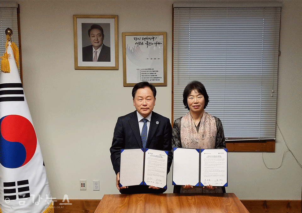 국립공주대학교 임경호 총장과 샌프란시스코 한국교육원 강완희 원장이 업무협약을 체결하고 기념사진을 찍고 있다. 