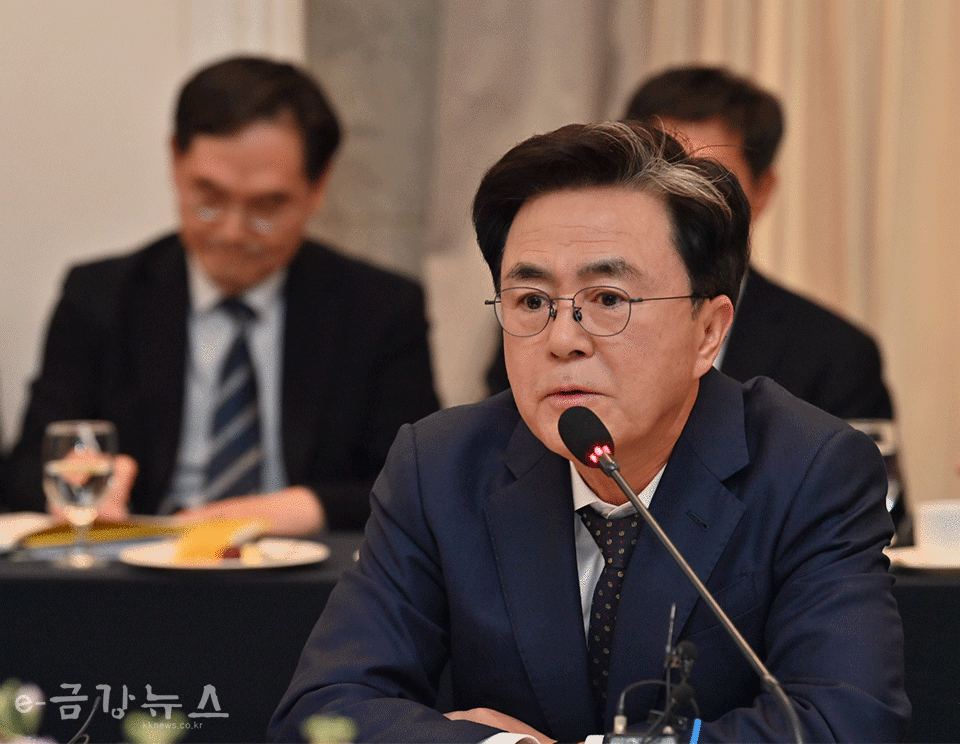 김태흠 지사 가 22일 서울 한국프레스센터에서 열린 제58차 시도지사협의회 총회에서 발언을 하고 있다.