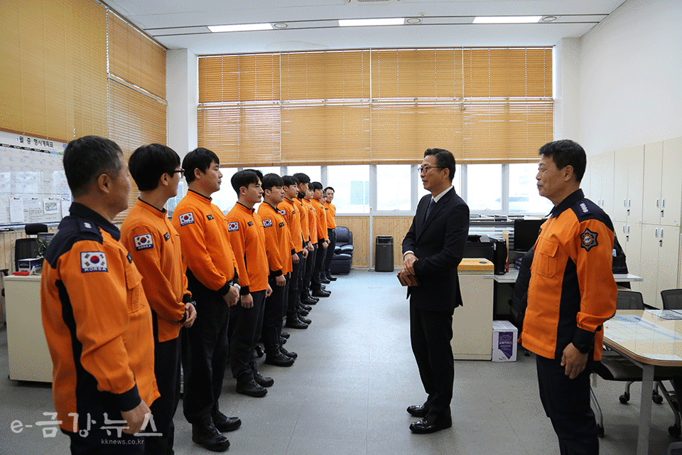권혁민 충남소방본부장이 공주소방서 방문해 직원들을 격려하고 있다.