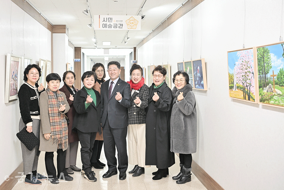 윤구병 의장, 권경운 의원을 비롯한 '그림과 사람들 모임' 회원들이 전시회 기념사진을 찍고 있다. 