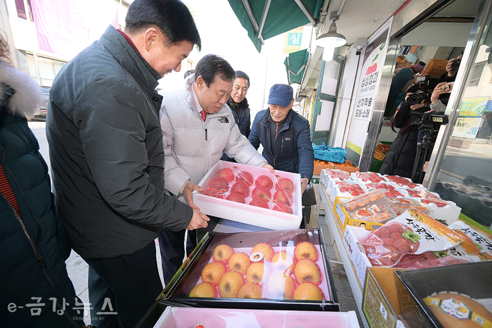최민호 시장이 세종대평시장에서 과일을 구입하고 있다.