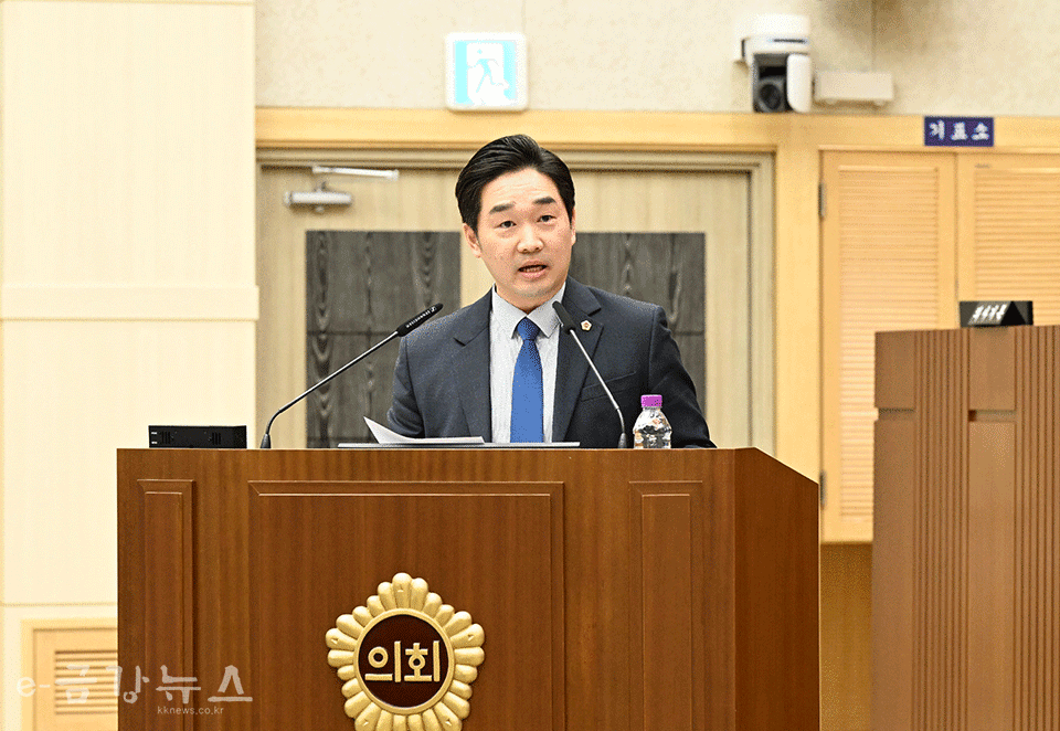 김재형 의원이 6일 제88회 임시회 제2차 본회의에서 시정질문을 하고 있다. 
