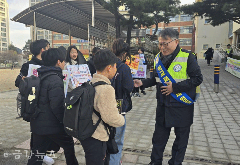 13일 구기남 교육장이 공주 신월초등학교에서 학교폭력예방 캠페인을 진행하고 있다.