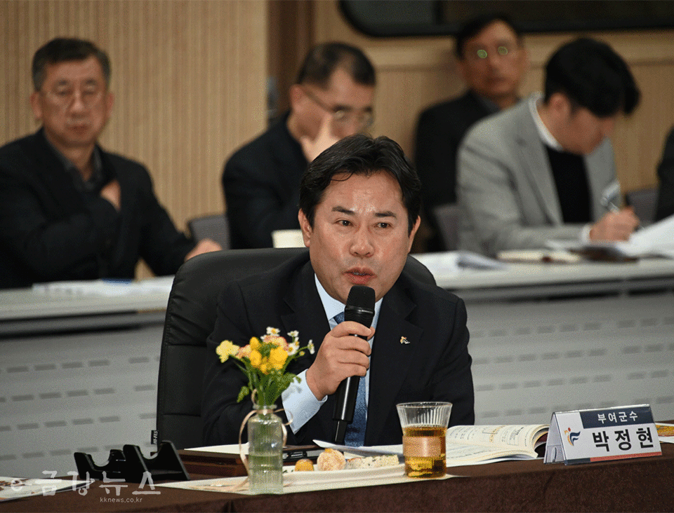 박정현 부여군수가 충남 시장군수협의회에서 발언을 하고 있다.