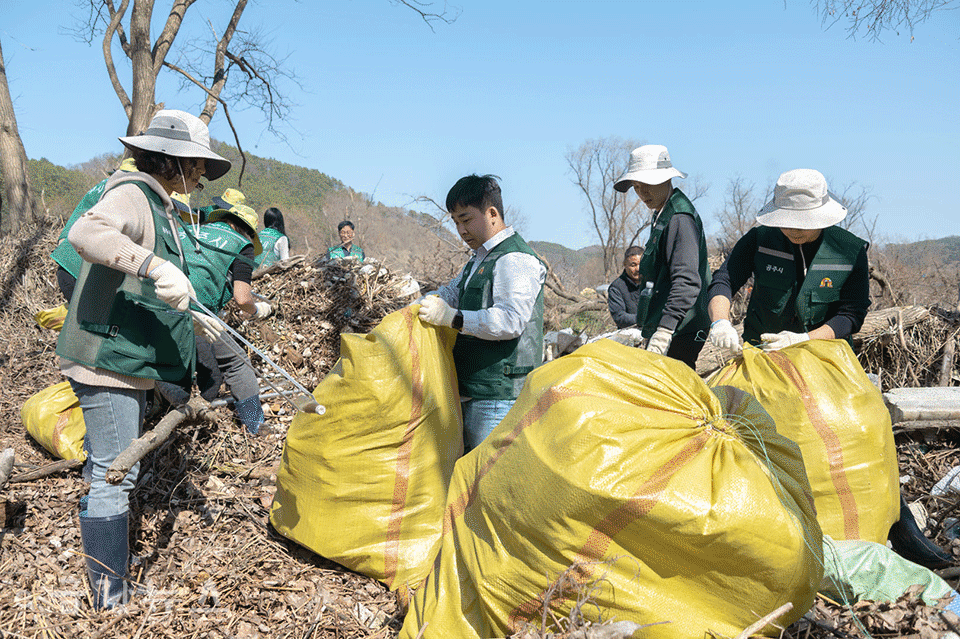 자원봉사 단체들이 새들목에서 부유물울 수거하고 있다.