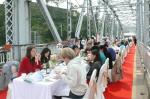 6일 금강철교(등록문화재 제232호) 위에서 열린 ‘다리 위의 향연’(Feast on the Bridge)에서 참석자들이 멋과 맛의 가을향연을 만끽하고 있다