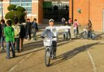 지난해 11월 17일 신관초등학교에서 진행된 어린이 자전거 안전 교육, 한 한생이 자전거 운전 기능 시험 중 수신호 보내기를 연습하고 있다.
