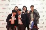 한국영상대 영상편집제작과 학생들이 피어선 영상 페스티벌에서 최우수편집상 수상 후 기념사진을 찍고 있다.