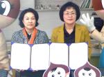 (왼쪽부터) 윤혜려 센터장과 이준배 복지과장이 협약서에 서명하고 기념촬영을 하고 있다.