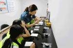 공주청소년경찰학교 이단비 경사가 학생들에게 지문체험 교육을 하고 있다.