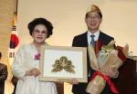 양승조 지사가 18일 대한민국 무궁화 대상을 수상하고 기념사진을 찍고 있다.