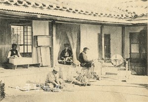 공주관업원 기류공 피보호자의 작업모습(『조선형무소사진첩(1924년)』