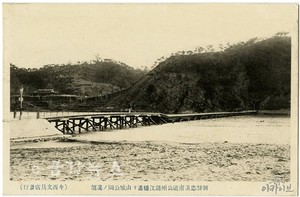 공산성 성벽 서쪽 부근(엽서 우측)에 누정이 있는 금강교 배다리시절 엽서(출처: 부경근대사연구소)