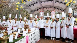 제9회 한국식문화세계화대축제 참가자들과 함께. 중앙이 김태순 한식대가
