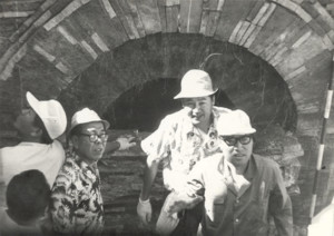 1971년 7월 8일, 무령왕릉 발굴 현장의 김영배(좌측)
(가운데는 안승주, 오른쪽은 김원룡)