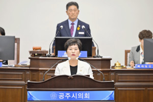 송영월 의원이 9일 열린 제243회 공주시의회 임시회에서 5분발언을 하고 있다.