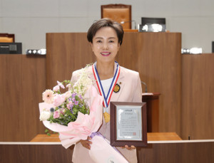 박미옥 충남도의원이 전국지역신문협회 ‘의정대상'을 수상했다.