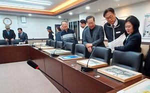 명학장학회 바자회에 참석한 정진석 국회의원과 원성수 전 공주대총장이 기증된 작품을 둘러보고 있다.