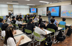 '찾아가는 조선통신사 학교' 인장체험 교육 장면