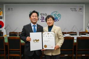 박정현 부여군수가 2일 홍은아 신임 부군수에게 임용장을 수여하고 기념사진을 찍고 있다.