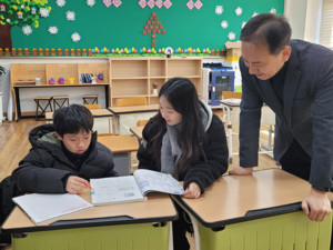 류동훈 교육장(우측)이 겨울방학 캠프 운영 상황을 점검하고 있다. 